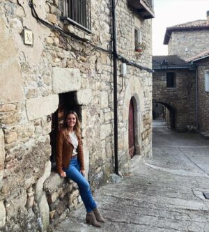 Andrea Ropero Instagram - Ruta por Roda de Isábena y La Puebla de Roda, una de las zonas más bonitas de Aragón ❤️ ¡Qué tierra! 💫 #Huesca #homesweethome #familytime