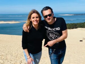 Andrea Ropero Instagram - Qué lugar más fascinante 💫 Es la Duna de Pilat, la más grande de Europa. El Atlántico, un bosque infinito y unas vistas que costará olvidar…💜 #DuneduPilat #naturaleza #France #familytime #paz