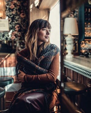 Andrea Tivadar Instagram - Muchas gracias @distrito41madrid por esta bella entrevista junto a un equipo maravilloso! Un dia memorable en mi elegante Madrid🙏🏼🌈🙌🏽
.
Revista @distrito41madrid 
.
Photography @luafischer 
.
MUA @naogayoso 
.
Styled by @joseherrerastylist 
.
Gracias por su apoyo @cesarcarrera_esp @fifthactors