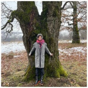 Andrea Tivadar Instagram - Winter greetings from Romania💫 #acasa #Maramures #traditions #backtobasics