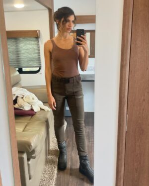 Andrea Vasiliou Instagram - Had the pleasure of stunt doubling JLos mum in ATLAS out now on Netflix 
-
#flashback #scene netflix #atlas #actress #stunts #work #fun #shoot #shooting #fun #action #syfy #jlo #atlasmovie