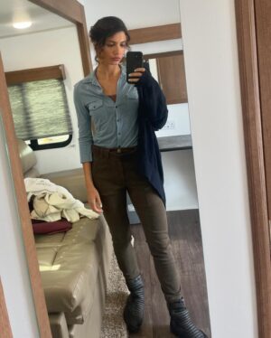 Andrea Vasiliou Instagram - Had the pleasure of stunt doubling JLos mum in ATLAS out now on Netflix 
-
#flashback #scene netflix #atlas #actress #stunts #work #fun #shoot #shooting #fun #action #syfy #jlo #atlasmovie