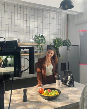 Andrea Vasiliou Instagram - Some #bts from @huel commercial - first job with my natural curly hair, second shoot with a camera strapped to my chest. Playing the boss 😈 Dream team on this one with  @mounthen directing 💕
-
#actress #shoot #model #wellness #outsoon #health #model #naturalhair #clownin #mealreplacement #huel #love