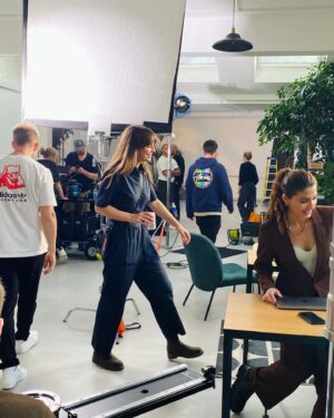 Andrea Vasiliou Instagram - Some #bts from @huel commercial - first job with my natural curly hair, second shoot with a camera strapped to my chest. Playing the boss 😈 Dream team on this one with  @mounthen directing 💕
-
#actress #shoot #model #wellness #outsoon #health #model #naturalhair #clownin #mealreplacement #huel #love