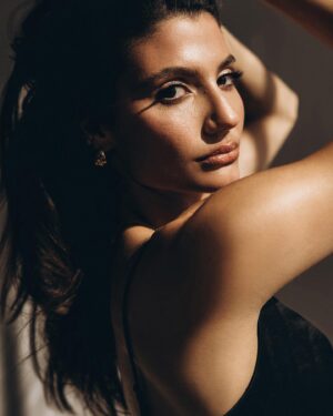Andrea Vasiliou Instagram - Dreaming of sunny days, take me back to LA… 💭 

-
#goldenhour #losangeles #downtown #shoot #fashion #editorial #beauty #makeup #hair #actress #model #shooting #makeuplook #lbd #sunshine #light #sunshine