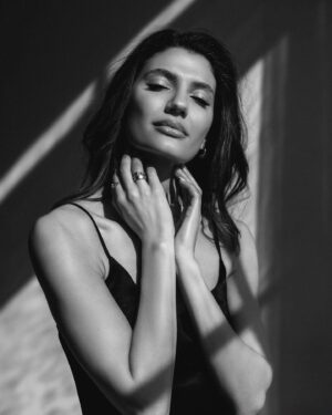Andrea Vasiliou Instagram - Dreaming of sunny days, take me back to LA… 💭 

-
#goldenhour #losangeles #downtown #shoot #fashion #editorial #beauty #makeup #hair #actress #model #shooting #makeuplook #lbd #sunshine #light #sunshine