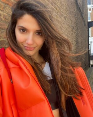 Andrea Vasiliou Instagram - Can’t figure out if I should be in a winter coat or sports bra come on #britishsummertime 😫 still love London though 🤍
_
#post #training #summer #london #home #freshface #grateful #summertime #actress #model #jacket #activewear