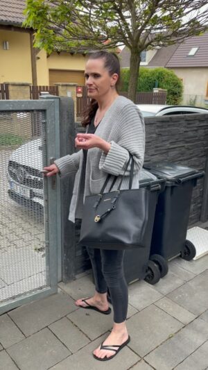 Andrea Veselá Instagram - Bacha, krade popelnice. Nevyndávejte je před plot. Nakládá je do auta. Auta střídá. Nosí brýle, paruku a má bosý nohy😂😂😂

@cukrarinka_ 

#kravyvakci #sisters #fun #together