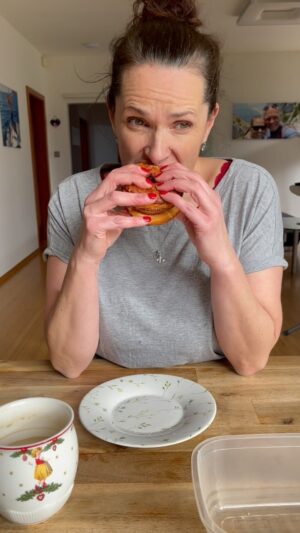 Andrea Veselá Instagram - Tohle je perfektní recept na dobrý svědomí, když potřebujeme něco shodit🤣🤣🤣. 
@cukrarinka_ 

#kravyvakci #tipy #receptnadobrysvedomi