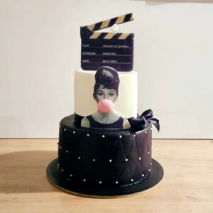 Andrea Veselá Instagram - #cake #birthdaycake #audreyhepburncake

Skvělé nafoceno i s trubkou na zpevnění klapky 🤣🤣🤣