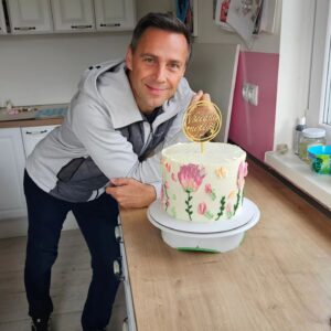 Andrea Veselá Instagram - #cake #birthdaycake #flowercake
@roman.vojtek

A jeden květinový pro @vojtkova.petra a jako dekorace @roman.vojtek 🤣♥️.