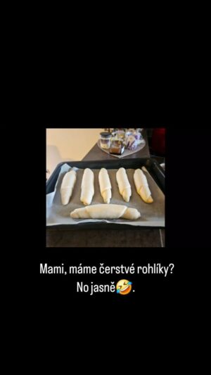 Andrea Veselá Instagram - #pohoda #hlavnezadnystres #rohliky
 Mamiiii, uděláš nám parky v rohlíku? 26.12,no jasně 🤣
Musím se pochválit, moje první rohlíky a povedly se😋