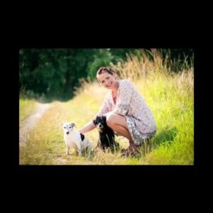Andrea Veselá Instagram - #laskanacelyzivot #pejsci #dogs

Milunka a Rokysek🖤
Jedno z nejtěžších rozhodnutí, ale snad v ten pravý čas. Milunka a Rokysek odešli včera večer společně, doma, tam kde to tak milovali. Milunka byla trefena láska, která tu s námi byla od 17.4.2008, vždy veselá a svoje. Rokysek s námi byl od 18.4.2015,zbidaceny, tyrany a odevzdaný, rozkvetl ve šťastného pejska, který si užíval lásky a trpělivosti.
Děkuji vám za chvíle radosti, za ty chvíle, kdy mi vaše kozisky pomohly přetrpět těžké chvíle, děkuji za vasi bezmeznou lásku a oddanost. Děkuji za každou minutu času, který jsem s vámi mohla prožít.
Tam nahoře pozdravujte a koukejte sekat dobrotu, Milunko ne že jim tam všechno pocuras a ty Rokysku, nestekej tolik, ať neděláte ostudu 😘
Dekuji 🖤