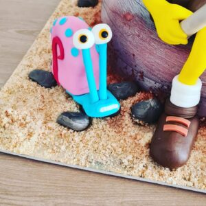 Andrea Veselá Instagram - #sweetsixteen #son #family #firstcake #spongebobcake

Včera jsem dělala dort synovi k 16 narozeninám ( jojo, Spongebob stále vede❤️). Abych byla přesná, spongebob, který rybáři a posiluje a samozřejmě nechybí ani nejlepší kamarád Gary☺️. A vzpomněla jsem si, že můj úplně první dort, který jsem kdy udělala, byl k jeho druhým narozeninam. Snad je tam vidět nějaky posun 🤣. Pak jsem si dala asi tři roky pauzu, asi když jsem viděla výsledek 12 hodinové práce 🤣. Ale syn byl nadšený, stejně jako dnes ❤️. Bertiku krásne narozeniny, a zůstaň tak skvěly a laskavý ❤️.