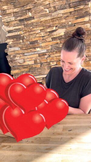 Andrea Veselá Instagram - My víme, že tohle je na hraně a omlouváme se všem, koho to urazí, ale my prostě milujeme černý humor. A víme, že Jarmilce se smíchy natřásá popel🤣🤣🤣. Ona tenhle humor milovala. 
Původně to měla být propagace, ale nakonec jsme se s klientem dohodli, že příště uděláme něco horšího🤣🤣🤣.
@cukrarinka_ 

#fun #blackhumor #instafun #instagram #kravyvakci