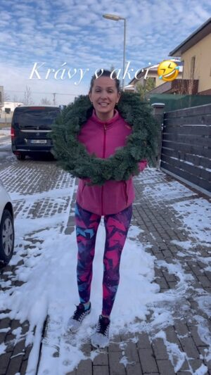 Andrea Veselá Instagram - Adventní věneček 🤣🤣🤣

#adventnihovado #kravyvakci #instafun @cukrarinka_