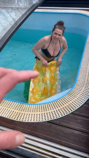 Andrea Veselá Instagram - 😂😂😂😂, určitě, až bude @cukrarinka_ brát tenhle nejsilnější kolagen na trhu nebude nosit ani tenhle hnusnej župan a bude chodit rovnou nahá-všude😂. 

Tento kolagen SKYVIT od @fitvitaminy.cz  je především beauty kolagen -  na vrásky,  vlasy a nehty..působí i na klouby, ale je více formulovaný na krásu.

Je to rybí enzymaticky třepený kolagen.

Má extremně nízkou molekulární hmotnost, tím pádem se velmi dobře vstřebává... lépe než jiné kolageny na trhu.

Ma silné složení :

❗️11 g rybích peptidů v 1 dávce

❗️200 mg kyseliny Hyaluronové

❗️100  mg Koenzymu

❗️10 mg Astaxanthinu- je považován za nejsilnější antioxidant - mimo to působí na zdraví očí,  mozku, zdraví pokožky 

Dále samozřejmě obsahuje další vitamíny... C, Biotin,  zinek, železo, 

Je na výběr ze 5 ovocných příchutí a pak je i neutral 

Balení je na 1 měsíc a malé je na 10 dní ( na cesty, do práce,  nebo kdo si chce zakoupit více příchutí a střídat je)

‼️PLATBY mají odložené o 30 dnů bez navýšení nebo na třetiny, také bez navýšení ‼️

‼️‼️ KÓD ALICE20 ‼️‼️

#collagen #skyvit #fitvitaminy #spoluprace #kravyvakci
