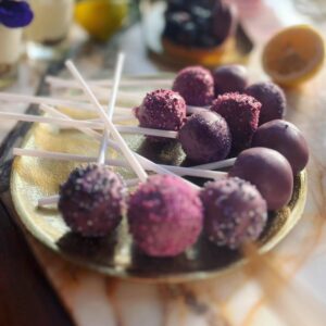 Andrea Veselá Instagram - #cakepops #dortovenanuky #nikdynerikejnikdy @mummiesdaddies.catering

Ze spolupráce  @mummiesdaddies.catering vzniklo nejen přátelství, ale také výzvy🤣. Naše klasická konverzace:
Andrej, děláš dortové nanuky? 
Hele ty nedělám, nikdy jsem to nezkoušela.
OK, tak 40 ks?
Dobře, zkusím to 🤣
To stejně je s makronkami, cakepops, a tak dále.....
A věřte, že Monika si vždy něco vymyslí a já chvíli dělám Zagorku a pak vždy povolím. Jsem zvedava co bude příště ♥️.