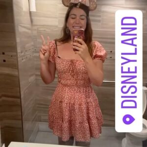 Andrea Vicunia Instagram - Who doesn’t love a bathroom selfie?😂✌🏼🤩 #someonestopme #travelingcomedian 
#love

WHERE DID YOU GO THIS YEAR?