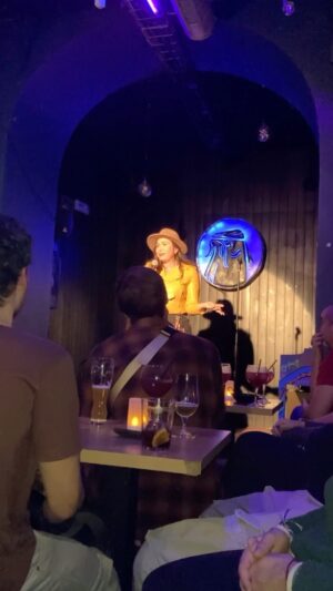 Andrea Vicunia Instagram - Doing #standupcomedy in my casita #Madrid ❤️🎤 Thank you @madridcomedylab 🎄 @benabdullahozturk for creating these awesome #SoldOut Shows!

@estupendacafebar @pezgatomadrid 

The best part of it was to have my familia there to see me!  @ppola_nnegri @anuski8760 @csvicuna @srta.sz  @danikormon @jaime_medina_higueras @almumompo  @laquintamujer