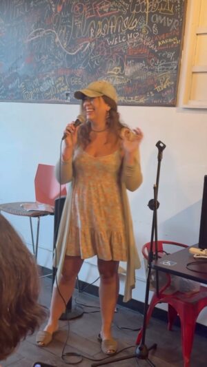 Andrea Vicunia Instagram - ¡¡¡¡Qué divertido fue ayer @voyalheightscomedia !!!! Sigo con el subidón del show! Gracias a todos los que vinieron, a @cafegirasol_ por ser un lugar maravilloso para la comunidad y a todos los comediantes que hicieron su trabajo y apoyaron!!! Y a @xoloxeatery por la comida riquísima que disfrutamos todos!!
Creando una comunidad de comediantes en Español me hace muy feliz…. Así que GRACIAS!!!!

Thank you @whoisdahlia__ for the English speaker representation!!!❤️

CUÁNTOS IDIOMAS HABLAN? HOW MANY LANGUAGES DO YOU SPEAK?