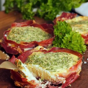 Andreas Eenfeldt Instagram - A crustless keto quiche, but make it mini! 🤩⁠
👇🏼 Here's the recipe: 👩‍🍳⁠
⁠
🔥 Preheat oven to 350°F (180°C). ⁠
🧈 You'll need 4 lightly-greased ramekins.⁠
😋 Line each ramekin with 3 slices of prosciutto.⁠
🥚 Whisk together 8 eggs, 7 oz. (200 grams) mascarpone cheese, a handful of chopped chives, and some salt and pepper. ⁠
⏲️ Pour the mixture into the lined ramekins, and bake for 15 minutes. ⁠
⁠
Find the full recipe 👉https://www.dietdoctor.com/recipes/keto-mini-quiche-with-ham⁠
.⁠
.⁠
.⁠
.⁠
.⁠
.⁠
.⁠
.⁠
⁠
#dietdoctor #cooking #delicious #lowcarb #cookingathome #lchf #glutenfree #ketodiet #ketogenic #fitfood #weightloss #keto #eatclean #food #healthyfood #tasty #healthy #eeeeeats #cookingram #recipes #ketobreakfast #ketolunch #lowcarblife #lowcarbeasy #lovelowcarb #lowcarbideas #lowcarbcooking #lowcarbfeed #lowcarbfood #ketobrunch