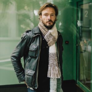 Andreas Pietschmann Instagram - Today is #humanrightsday 
Heute, am 10.12., ist der Tag der Menschenrechte 
und der Aktionstag für den #SchalFuersLeben2022 von @savethechildren_de und @brigittemagazin
Lasst uns gemeinsam ein Zeichen gegen Kriege setzen und den syrischen Kindern ein wenig Hoffnung schenken. Jeder noch so kleine Beitrag hilft.
#stopthewaronchildren #keinkrieggegenkinder #hoffnungtragen @brigittemagazin
