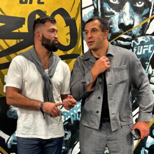 Andrei Arlovski Instagram - Старый друг лучше новых двух! Ровно 18 лет назад я прилетел к Андрею в Чикаго и с тех пор нас связывает многое в том числе и дружба! 🪵🔥🔥
Since 2006 🤝 #ufc #ufc300 @andreiarlovski