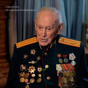 Andrei Konchalovsky Instagram - Мы все – часть истории. А исторические события – это часть нашей с вами жизни.

Почти год назад моя команда начала работу над проектом, который мы назвали «История от первого лица». Нам пришла в голову идея записывать воспоминания людей о тех событиях, свидетелями которых им довелось стать, и собрать из этих воспоминаний своего рода энциклопедию, интернет-портал с базой видеоинтервью.

Мы отдаем себе отчет в том, что задача, которую мы перед собой поставили, – огромного масштаба. Начать мы решили с записи воспоминаний участников Великой Отечественной войны. Съемочные группы проекта повстречались более чем с 200 героями от Санкт-Петербурга до Южно-Сахалинска, к этому добавили архивные записи. В результате были собраны рассказы участников обороны Москвы и прорыва блокады Ленинграда, освобождения Белоруссии и обороны Кавказа, форсирования Днепра и взятия Берлина, воспоминания летчиков, танкистов, артиллеристов, санинструкторов, политработников – обычных людей, вовлеченных в исторические процессы. Каждое интервью – это не только страница учебника истории, но и конкретная судьба.

Все эти интервью расшифрованы и в виде отдельных коротких историй размещены на сайте www.историяотпервоголица.рф

Отдельные фрагменты мы ежедневно выкладываем на страницах проекта в соцсетях: @istoriya_ot_pervogo_lica

Надеюсь, что у этого проекта большое будущее. Нам очень хотелось бы собрать коллекцию воспоминаний об эпохе освоения космоса и распаде Советского Союза, о военных операциях в Афганистане и о Всемирном фестивале молодежи и студентов… Да и вообще – нет неинтересных событий, если находятся интересные рассказчики!

#историяОтПервоголица 
#ФондПрезидентскихГрантов
#российскийсоюзветеранов 
#Кончаловский