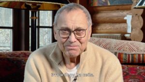 Andrei Konchalovsky Instagram - Дорогие товарищи, хочу рассказать вам о проекте, который занимает сейчас мои мысли.

Это будет сериал о людях, которые имели непосредственное отношение к Октябрьской революции, и событиях, которые происходили в России в период с 1904 по 1924 год. Это самый бурный период в истории нашей страны, он повлиял на судьбу всего мира в XX веке. Я шел к этому проекту много лет и считаю его очень важным. Это будет попытка по-новому взглянуть на ту непростую эпоху.

Моя команда уже запустила кастинг. Вы знаете, что я часто снимаю в своих фильмах обычных людей, не профессиональных артистов. Этот сериал не будет исключением. Мы ищем людей, которые обладают портретным сходством с историческими персонажами, реальными участниками событий того времени.

Я прошу вашей помощи в поиске. В течение нескольких ближайших недель я буду выкладывать на своих страницах в соцсетях портреты людей, хорошо известных вам по учебникам истории и литературы. Возможно, вы узнаете в этих лицах кого-то из своих знакомых. Возможно, вы сами похожи на этих героев. Я попрошу вас прислать нам фотографии и заполнить анкету, а моя группа кастинга внимательно изучит все заявки и пригласит на пробы в Москву тех, кто подходит по своим внешним данным.

Все, что нужно для участия в съемках, – это портретное сходство с историческими персонажами.
Если вы им обладаете, то неважно, есть ли у вас опыт, владеете ли вы актерским мастерством. Только портретное сходство – остальное не имеет значения.

Я абсолютно убежден, что в каждом живет артист, нужно только помочь человеку это осознать. Это я беру на себя.

#народныйкастинг
#андрейкончаловский
#кончаловскийвидео