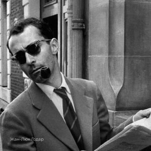 Andrei Konchalovsky Instagram - Жан-Люк Годар был удивительным человеком, а также парадоксальным художником. Помню, как много лет назад, в 70-е, мы вместе с ним шли по улице в Нью-Йорке. И какой-то бомж подошел к нему с протянутой рукой. Годар покопался у себя в карманах, вытащил триста долларов и отдал бомжу. И мы пошли дальше. А тот стоял совершенно обалдевший и смотрел нам вслед.
Таков был Годар. Парадоксальный и непредсказуемый. Он сказал величайшую фразу: «На самом деле я делаю кино не только когда снимаю. Я делаю свои фильмы когда сплю, когда завтракаю, когда читаю, когда говорю с вами».
Да, это так. ВСЕГДА.
