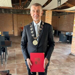 Andrej Babiš Instagram - Dnes jsem poprvé oddával a byla to pecka 😎 Díky moc za tu možnost a přeji svým prvním novomanželům hodně štěstí a lásky 🙂