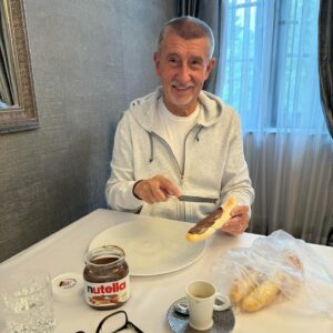 Andrej Babiš Instagram - Svačinka před debatou, oblékat a uvidíme se na @cnnprima ve 21 hodin 😎