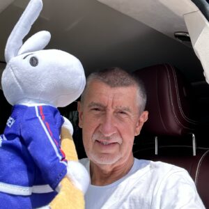 Andrej Babiš Instagram - Dneska musí Bob, Bobek a my všichni pořádně fandit! 😍🇨🇿 Těšíte se? Já hrozně moc! Dnes teda u TV s přáteli 🏒