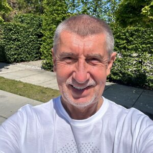 Andrej Babiš Instagram - Dnes je krásně, co budete dělat? ☀️ Já jsem si zacvičil a budu dnes užívat sluníčka. Přeju vám všem hezkou sobotu a připomínám, že ještě do 14 hodin můžete jít volit číslo 14 🙂