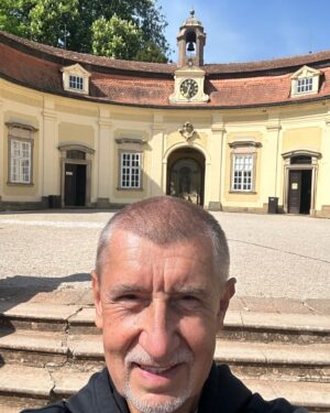 Andrej Babiš Instagram - Poznáte zámek? 🙂 Ráno jsem vyrazil hned po snídani na procházku a dal jsem 8800 kroků 😎