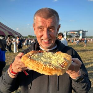 Andrej Babiš Instagram - Od roku 2016 chodím na Votvírák pravidelně a ani letos jsem nevynechal 😎 Super fesťák a super langoš 😍✌️