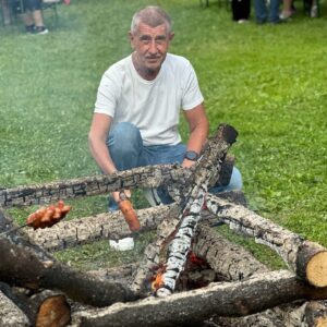Andrej Babiš Instagram - Jednoho buřtíka, prosím 🔥😍
Máte rádi buřty na ohni? Já jo a vždycky si vzpomenu na moje mladí, když jsme takhle opékali pravidelně 🙂