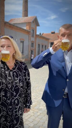 Andrej Babiš Instagram - Znáte film Postřižiny? Tady se film natáčel a tak jsme si dnes s naší Klárou zašli na jedno 🍻😎

Zadavatel a zpracovatel ANO 2011