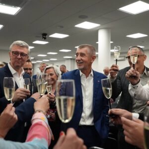 Andrej Babiš Instagram - Obrovská radost, šok a dojetí. Tak to vypadalo u nás ve volebním štábu. Chtěl bych vám ještě jednou všem strašně moc poděkovat, bez vás bychom to nedali ❤️ A taky díky všem kandidátům a všem lidem v našem týmu, které sice nevidíte, ale bez nich by to nešlo. Díky moc! AB