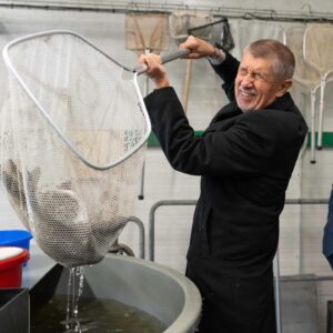 Andrej Babiš Instagram - Dnešní návštěva rybářského a hydrobiologického ústavu 🐟 Bylo to super a fakt zajímavé, moc díky za prohlídku 🙂