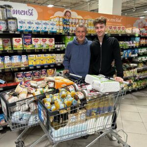 Andrej Babiš Instagram - Jako už tradičně jsem dnes vyrazil s Fredem podpořit @sbirkapotravin 💚 Dnes do 18 hodin můžete také darovat trvanlivé potraviny nebo drogerii v obchodech po celé České republice 🙂
#sbirkapotravin