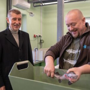 Andrej Babiš Instagram - Dnešní návštěva rybářského a hydrobiologického ústavu 🐟 Bylo to super a fakt zajímavé, moc díky za prohlídku 🙂
