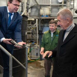 Andrej Babiš Instagram - Dnešní návštěva rybářského a hydrobiologického ústavu 🐟 Bylo to super a fakt zajímavé, moc díky za prohlídku 🙂