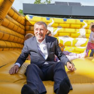 Andrej Babiš Instagram - Dětský den je sice až v sobotu, ale já jsem si to užil už dneska 😂 Díky všem, kdo jste za námi dnes přišli 🙂