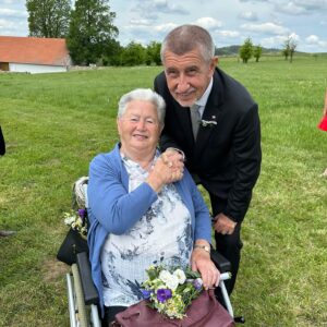 Andrej Babiš Instagram - Podruhé jsem oddával a tohle je prababička ženicha, paní Květa. Je jí 94 let. Čilá, energická, moc fajn jsme si popovídali. Moc mě těšilo 🙂