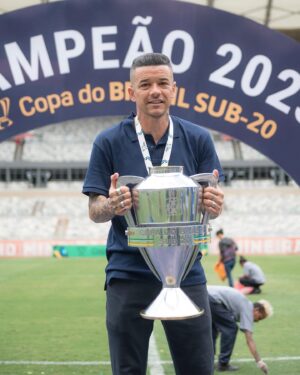 Andrés D'Alessandro Instagram - Andrés D’Alessandro se despede do cargo de Coordenador de Futebol do Cruzeiro. 

O profissional, que chegou ao clube em março, fez um importante trabalho de integração entre as categorias de base e o time principal nesta temporada, atuando junto dos atletas e comissões técnicas. 

D’Alessandro vestiu a camisa do projeto celeste e é um exemplo de seriedade e vontade de vencer, pilares da nossa gestão. Sua saída é uma decisão pessoal, para estar mais próximo de sua família. 

Agradecemos por toda a dedicação ao Cruzeiro e desejamos muito sucesso na sua trajetória!