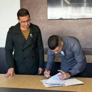 Andrés D'Alessandro Instagram - D'ALESSANDRO ANUNCIA A RETOMADA DO LANCE DE CRAQUE EM 2024

O Lance de Craque está de volta! Promovido por Andrés D’Alessandro, o evento beneficente volta a acontecer em 2024. 📢

👉 Após seis edições realizadas em Porto Alegre, entre 2014 e 2019, o projeto levará sua operação pela primeira vez à Serra gaúcha, reunindo estrelas do esporte e personalidades no dia 14 de dezembro, às 17h, no estádio Alfredo Jaconi, sede do Esporte Clube Juventude. 

🧡 A emoção, a solidariedade e a esperança serão protagonistas do espetáculo que promete aquecer corações e fazer a diferença na vida de muitas pessoas.

ESTREIA NO INTERIOR DO RS

🟢🔴🟡 Pela primeira vez, o evento será realizado fora da Capital gaúcha. A mudança de cenário não só contempla a expansão do projeto, mas também sua itinerância, reforçando o compromisso do Lance de Craque com as comunidades do Interior do estado diretamente atingidas pelas enchentes de maio no Rio Grande do Sul.

Confira mais informações na bio.

#lancedecraque2024

📷: Nathan Bizotto | E. C. Juventude & Divulgação LDC