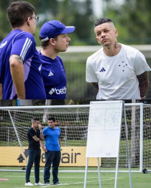 Andrés D'Alessandro Instagram - Andrés D’Alessandro se despede do cargo de Coordenador de Futebol do Cruzeiro. 

O profissional, que chegou ao clube em março, fez um importante trabalho de integração entre as categorias de base e o time principal nesta temporada, atuando junto dos atletas e comissões técnicas. 

D’Alessandro vestiu a camisa do projeto celeste e é um exemplo de seriedade e vontade de vencer, pilares da nossa gestão. Sua saída é uma decisão pessoal, para estar mais próximo de sua família. 

Agradecemos por toda a dedicação ao Cruzeiro e desejamos muito sucesso na sua trajetória!