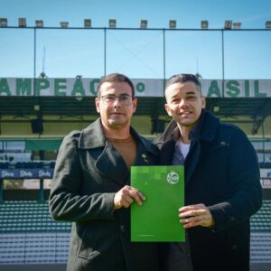 Andrés D'Alessandro Instagram - D'ALESSANDRO ANUNCIA A RETOMADA DO LANCE DE CRAQUE EM 2024

O Lance de Craque está de volta! Promovido por Andrés D’Alessandro, o evento beneficente volta a acontecer em 2024. 📢

👉 Após seis edições realizadas em Porto Alegre, entre 2014 e 2019, o projeto levará sua operação pela primeira vez à Serra gaúcha, reunindo estrelas do esporte e personalidades no dia 14 de dezembro, às 17h, no estádio Alfredo Jaconi, sede do Esporte Clube Juventude. 

🧡 A emoção, a solidariedade e a esperança serão protagonistas do espetáculo que promete aquecer corações e fazer a diferença na vida de muitas pessoas.

ESTREIA NO INTERIOR DO RS

🟢🔴🟡 Pela primeira vez, o evento será realizado fora da Capital gaúcha. A mudança de cenário não só contempla a expansão do projeto, mas também sua itinerância, reforçando o compromisso do Lance de Craque com as comunidades do Interior do estado diretamente atingidas pelas enchentes de maio no Rio Grande do Sul.

Confira mais informações na bio.

#lancedecraque2024

📷: Nathan Bizotto | E. C. Juventude & Divulgação LDC